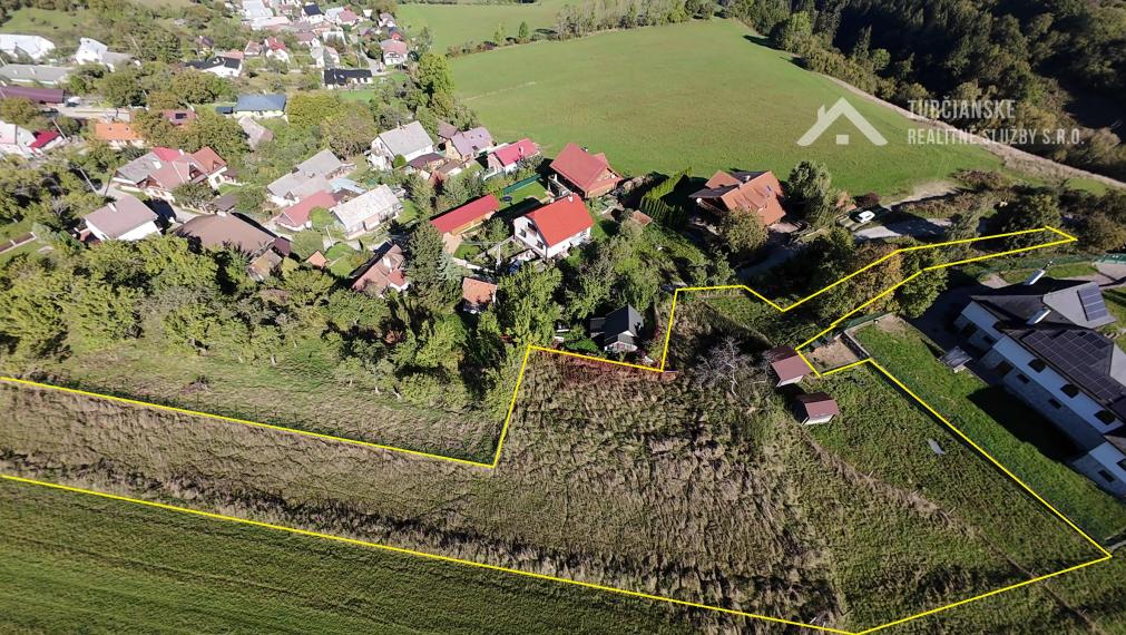 Slnečný zaujímavý stavebný pozemok pri Martine