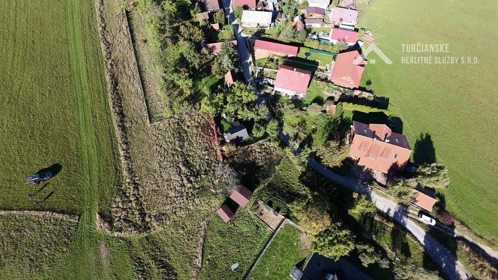 Slnečný zaujímavý stavebný pozemok pri Martine