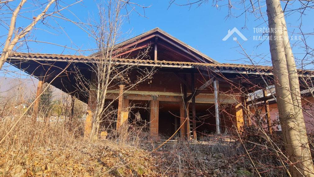 Pozemok 1880m2 a k nemu hrubá stavba  - dom