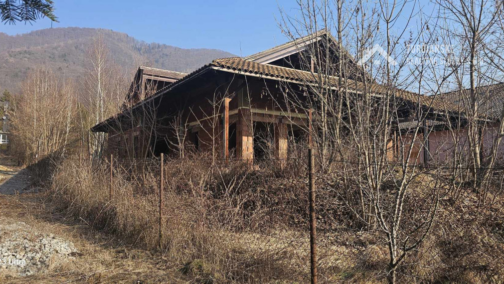 Pozemok 1880m2 a k nemu hrubá stavba  - dom