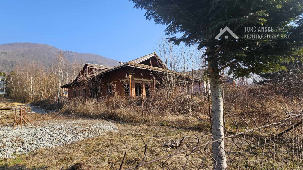 Pozemok 1880m2 a k nemu hrubá stavba  - dom