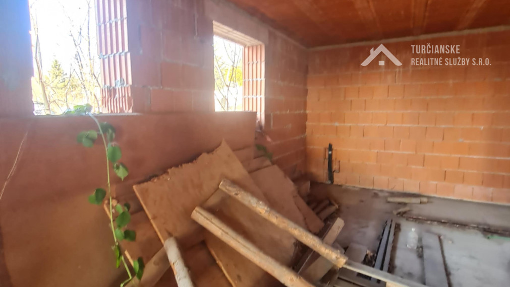 Pozemok 1880m2 a k nemu hrubá stavba  - dom