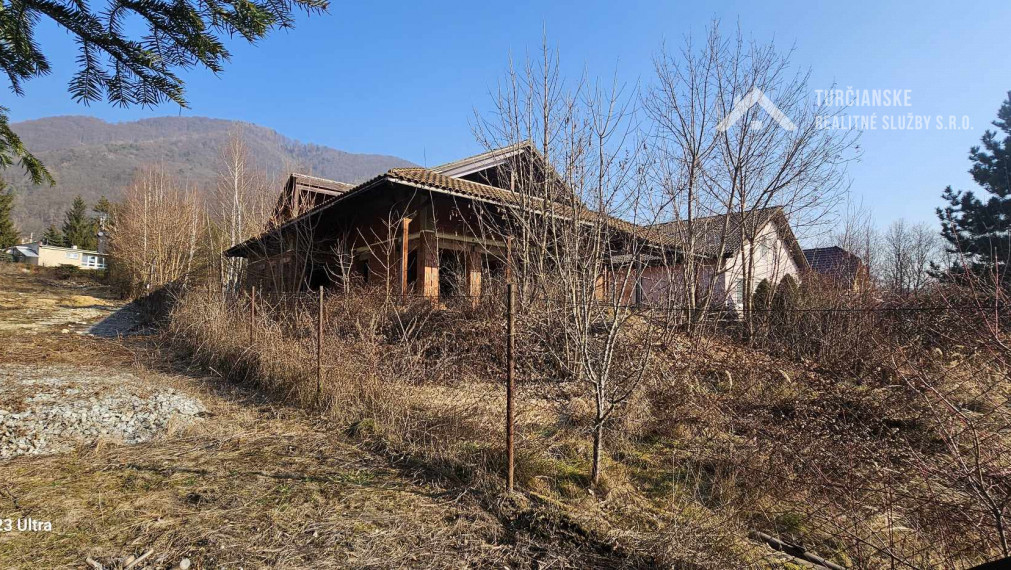 Pozemok 1880m2 a k nemu hrubá stavba  - dom