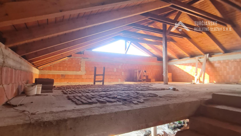 Pozemok 1880m2 a k nemu hrubá stavba  - dom