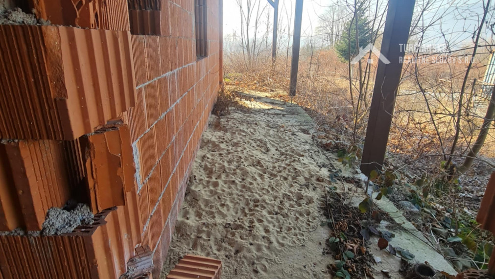 Pozemok 1880m2 a k nemu hrubá stavba  - dom