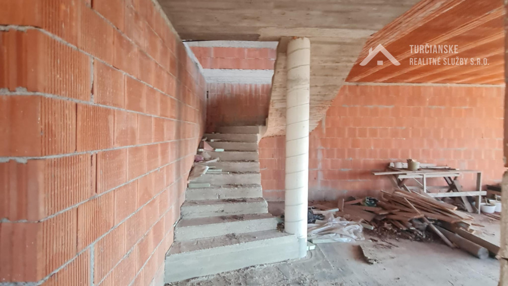 Pozemok 1880m2 a k nemu hrubá stavba  - dom