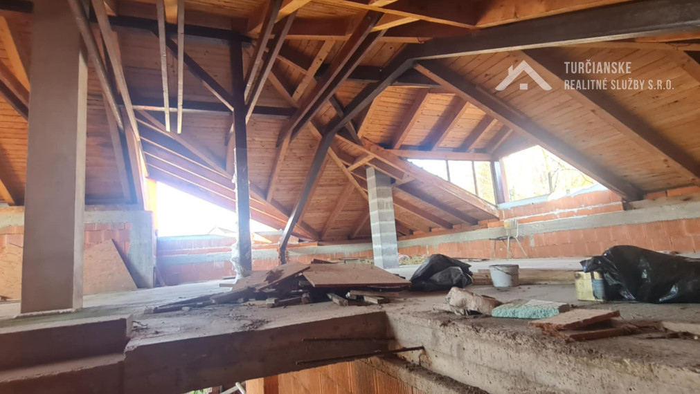 Pozemok 1880m2 a k nemu hrubá stavba  - dom