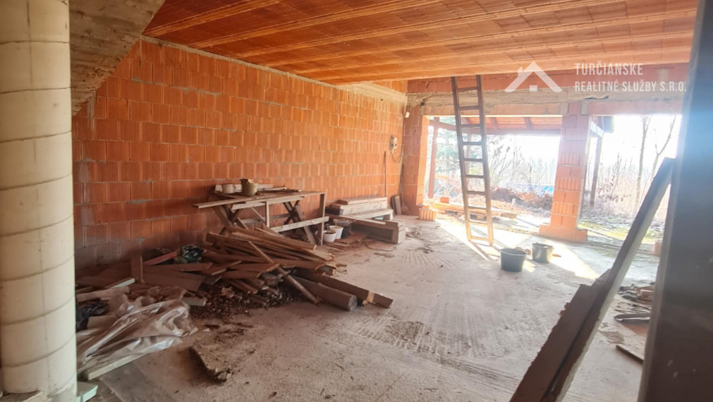 Pozemok 1880m2 a k nemu hrubá stavba  - dom