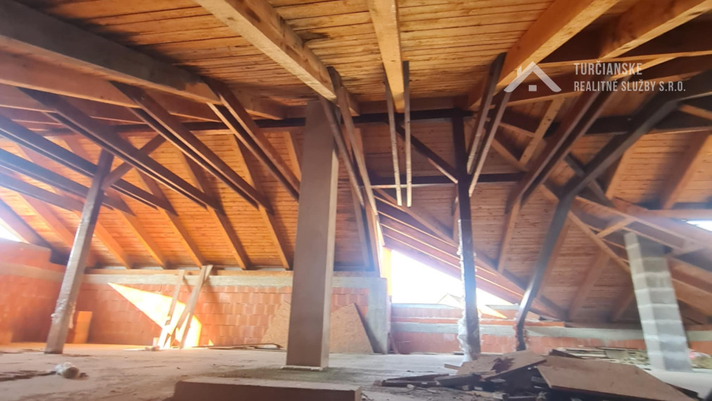 Pozemok 1880m2 a k nemu hrubá stavba  - dom