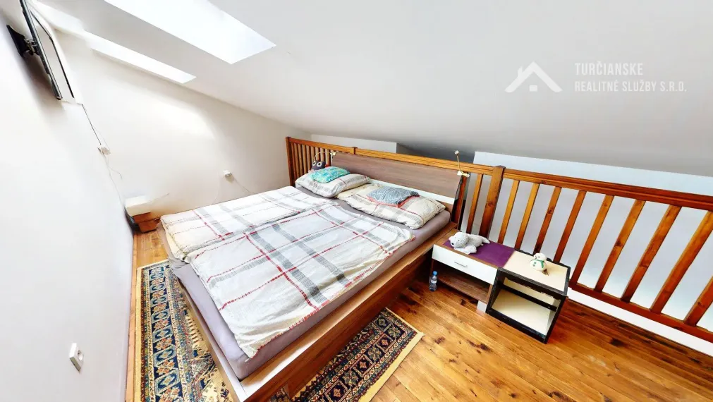 NOVÁ PONUKA! Dizajnový 3-izbový byt s GALÉRIOU a terasou s VÝHĽADOM na Martinské hole – Ideálne pre moderné bývanie s nízkymi nákladmi!