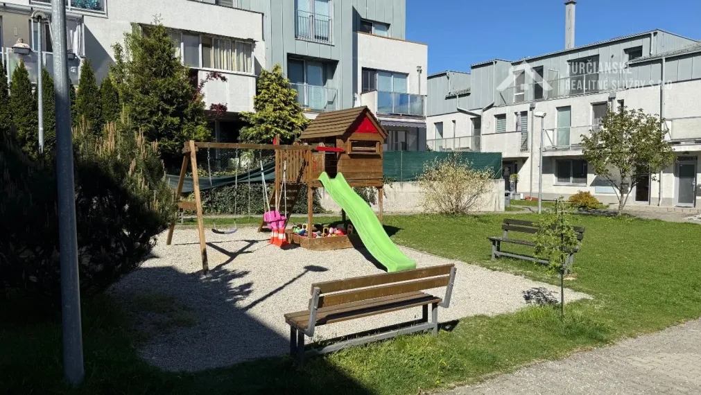 NOVÁ PONUKA! Dizajnový 3-izbový byt s GALÉRIOU a terasou s VÝHĽADOM na Martinské hole – Ideálne pre moderné bývanie s nízkymi nákladmi!