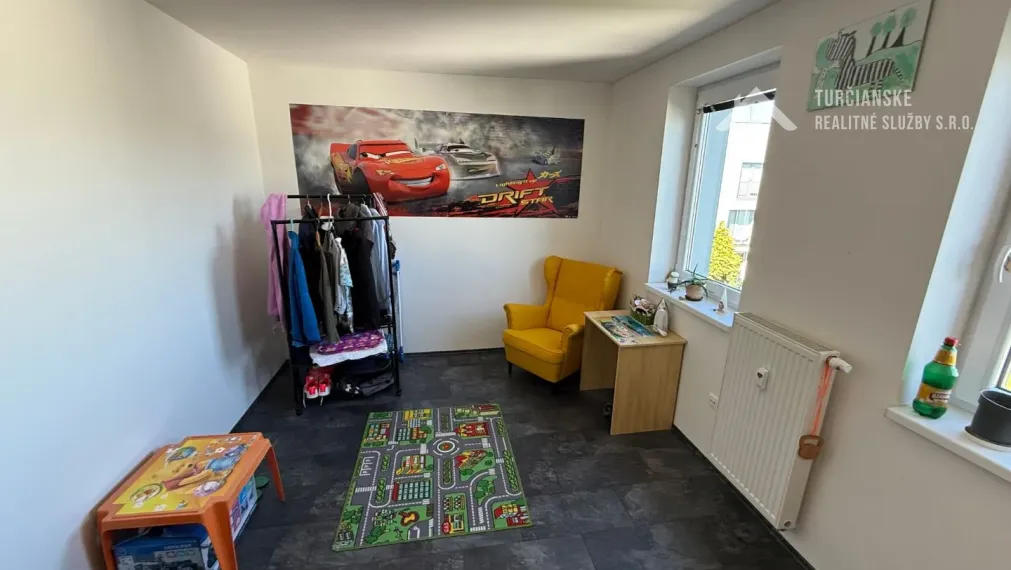 NOVÁ PONUKA! Dizajnový 3-izbový byt s GALÉRIOU a terasou s VÝHĽADOM na Martinské hole – Ideálne pre moderné bývanie s nízkymi nákladmi!