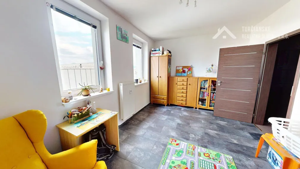 NOVÁ PONUKA! Dizajnový 3-izbový byt s GALÉRIOU a terasou s VÝHĽADOM na Martinské hole – Ideálne pre moderné bývanie s nízkymi nákladmi!