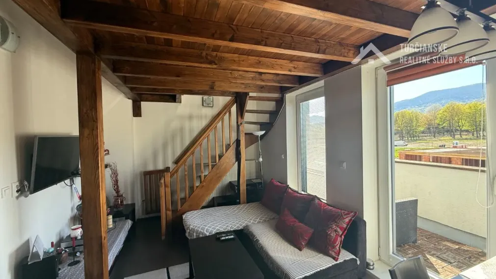 NOVÁ PONUKA! Dizajnový 3-izbový byt s GALÉRIOU a terasou s VÝHĽADOM na Martinské hole – Ideálne pre moderné bývanie s nízkymi nákladmi!