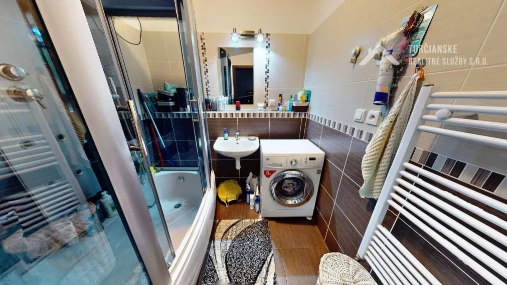 NOVÁ PONUKA! Dizajnový 3-izbový byt s GALÉRIOU a terasou s VÝHĽADOM na Martinské hole – Ideálne pre moderné bývanie s nízkymi nákladmi!