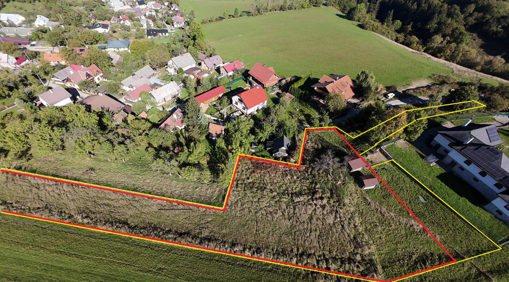 Slnečný zaujímavý stavebný pozemok pri Martine