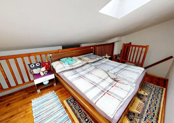 NOVÁ PONUKA! Dizajnový 3-izbový byt s GALÉRIOU a terasou s VÝHĽADOM na Martinské hole – Ideálne pre moderné bývanie s nízkymi nákladmi!